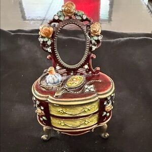 Vintage-Style tiny Jewelry Box for rings - Red and Gold